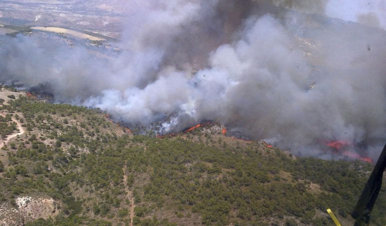El incendio declarado el pasado domingo en el término municipal de Quesada a unos 25 kilómetros del Parque Natural de Cazorla, Segura y las Villas, que fue dado por controlado esta mañana, se ha reactivado (esta tarde debido a las "condiciones meteorológicas extremas", según ha informado el Plan Infoca. El incendio declarado el pasado domingo en el término municipal de Quesada a unos 25 kilómetros del Parque Natural de Cazorla, Segura y las Villas, que fue dado por controlado esta mañana, se ha reactivado (esta tarde debido a las "condiciones meteorológicas extremas", según ha informado el Plan Infoca.