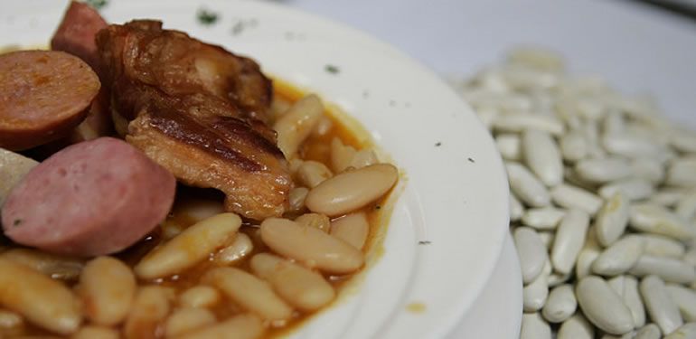 Un plato de fabada asturiana, objeto de polémica en el Principado. Un plato de fabada asturiana, objeto de polémica en el Principado.
