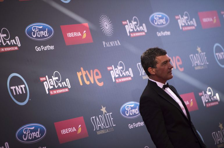 GRA244 MARBELLA (MÁLAGA), 18/07/2015.- El actor malagueño Antonio Banderas a su llega a la ceremonia de entrega de la segunda edición de los Premios Platino del Cine Iberoamericano, celebrada hoy en el recinto del Starlite Festival de Marbella, Málaga. Banderas recibirá el premio Platino de Honor por toda su carrera. EFE/Rafa Alcaide GRA244 MARBELLA (MÁLAGA), 18/07/2015.- El actor malagueño Antonio Banderas a su llega a la ceremonia de entrega de la segunda edición de los Premios Platino del Cine Iberoamericano, celebrada hoy en el recinto del Starlite Festival de Marbella, Málaga. Banderas recibirá el premio Platino de Honor por toda su carrera. EFE/Rafa Alcaide
