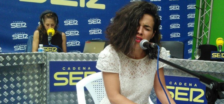 Goiuri Barandika cantando en directo en Hoy por hoy. Goiuri Barandika cantando en directo en Hoy por hoy.