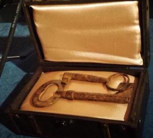 Fotos de la llave de una sinagoga de Zamora del siglo XV y la casa de los antepasados de Carlos Zarur en Toledo. Fotos de la llave de una sinagoga de Zamora del siglo XV y la casa de los antepasados de Carlos Zarur en Toledo.
