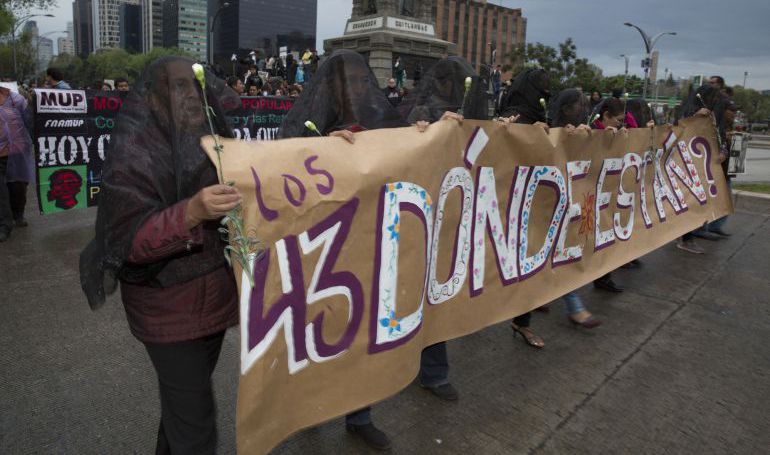 Un grupo de madres protesta por la desaparición de los estudiantes mexicanos Un grupo de madres protesta por la desaparición de los estudiantes mexicanos