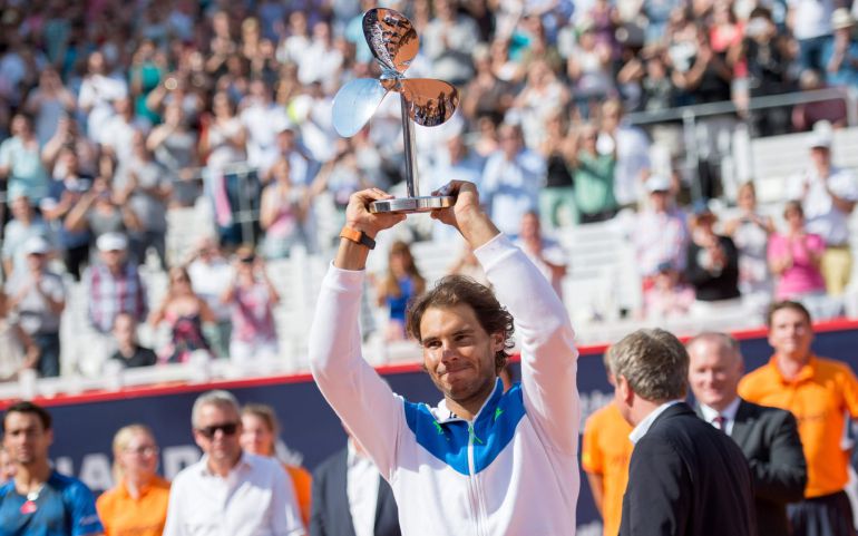 Rafael Nadal posa con el trofeo del torneo de Hamburgo. Rafael Nadal posa con el trofeo del torneo de Hamburgo.