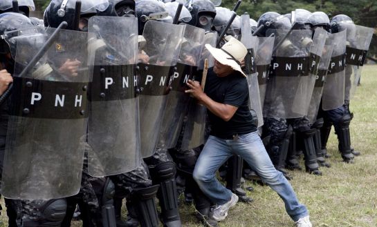 SERIE GRÁFICA 5 DE 8. TEG01. TEGUCIGALPA (HONDURAS), 30/07/2015.- Policías del escuadrón antimotines realizan un simulacro de desalojo hoy, jueves 30 de julio de 2015, en Tegucigalpa (Honduras). El ejercicio muestra la capacidad de respuesta de esta unidad policial en un procedimiento basado en el reglamento de la Organización de las Naciones Unidas. EFE/Gustavo Amador SERIE GRÁFICA 5 DE 8. TEG01. TEGUCIGALPA (HONDURAS), 30/07/2015.- Policías del escuadrón antimotines realizan un simulacro de desalojo hoy, jueves 30 de julio de 2015, en Tegucigalpa (Honduras). El ejercicio muestra la capacidad de respuesta de esta unidad policial en un procedimiento basado en el reglamento de la Organización de las Naciones Unidas. EFE/Gustavo Amador