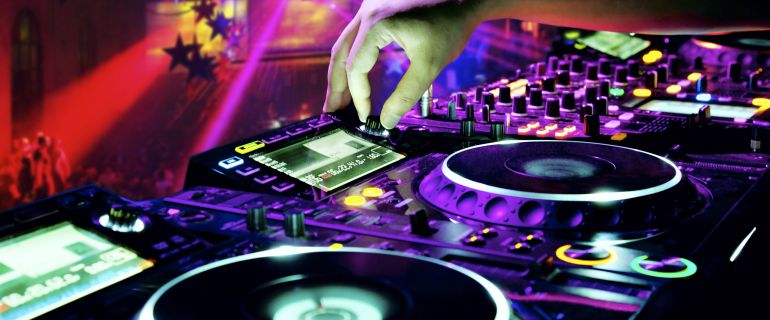 Eme Dj es una de las mejores mujeres pinchadiscos de nuestro país. Eme Dj es una de las mejores mujeres pinchadiscos de nuestro país.