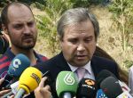 GRA231. MADRID, 03/08/2015.- El portavoz del PSOE en el Ayuntamiento de Madrid, Antonio Miguel Carmona, hace declaraciones esta mañana en la calle Duquesa de Tamames, en cuyo número 5 se ha hundido un edificio de viviendas cuyos vecinos habían sido evacuados de madrugada. La Comisión Permanente de la Ejecutiva regional del PSOE-M estudiará esta tarde el posible relevo de Carmona por sus resultados electorales, que dejaron a los socialistas como tercera fuerza en el Ayuntamiento de Madrid. EFE/J. J. Guillén