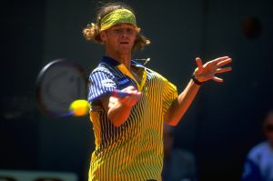 Kuerten ataviado con su característico polo amarillo. Kuerten ataviado con su característico polo amarillo.