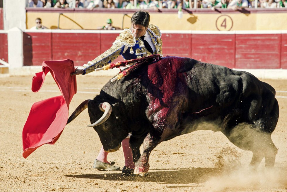 El diestro madrileño Francisco Rivera Ordoñez, en su faena con la muleta durante la primera corrida de la Feria Taurina de la Albahaca, celebrada en la plaza de toros de Huesca. El diestro madrileño Francisco Rivera Ordoñez, en su faena con la muleta durante la primera corrida de la Feria Taurina de la Albahaca, celebrada en la plaza de toros de Huesca.