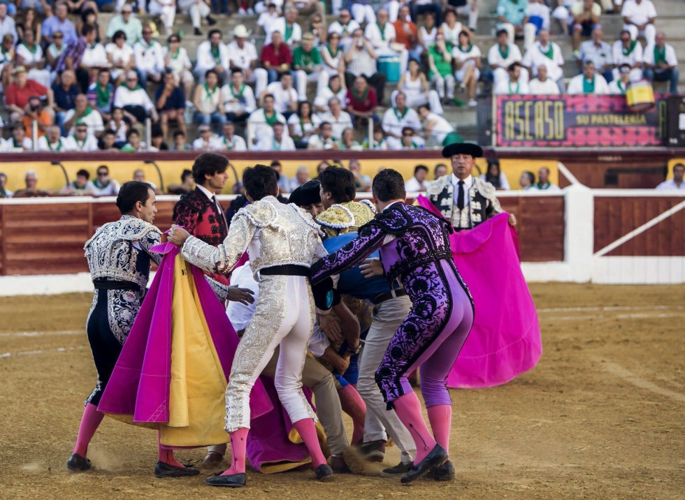 Rivera Ordóñez 'Paquirri' es trasladado tras sufrir una cogida durante la corrida de la Feria de San Lorenzo de Huesca. Rivera Ordóñez 'Paquirri' es trasladado tras sufrir una cogida durante la corrida de la Feria de San Lorenzo de Huesca.