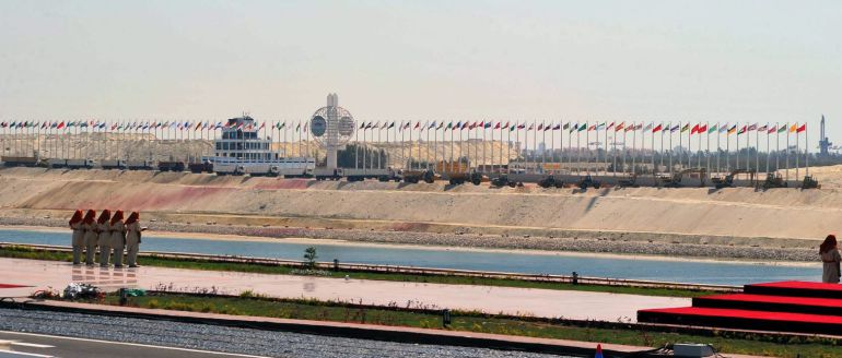 "Os lo prometimos.Aquí lo tenéis." reza la publicidad de la inauguración del renovado Canal de Suez. "Os lo prometimos.Aquí lo tenéis." reza la publicidad de la inauguración del renovado Canal de Suez.