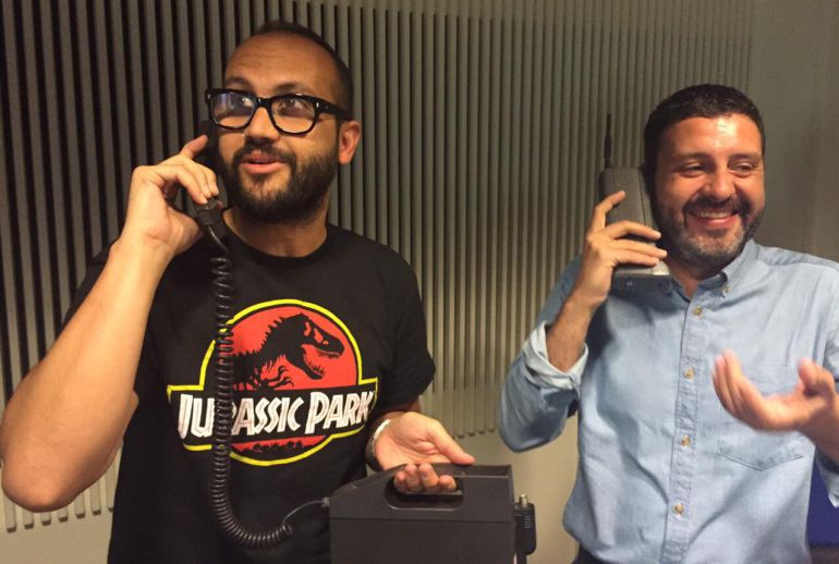 La historia del primer teléfono móvil; terapias para "curar" la homosexualidad; y Chatarras Palace, boxeo en Barcelona La historia del primer teléfono móvil; terapias para "curar" la homosexualidad; y Chatarras Palace, boxeo en Barcelona