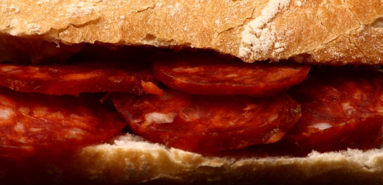 Intentar ligar en un partido de fútbol y el bocadillo de chorizo: mala combinación Intentar ligar en un partido de fútbol y el bocadillo de chorizo: mala combinación