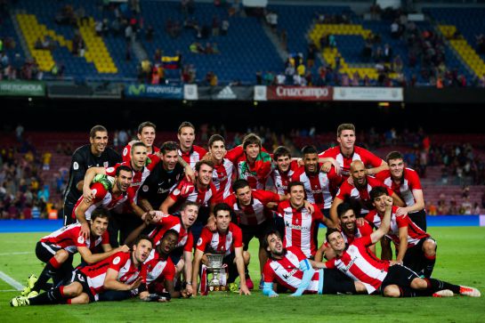 Los jugadores del Athletic celebran el título sobre el césped de San Mamés. Los jugadores del Athletic celebran el título sobre el césped de San Mamés.