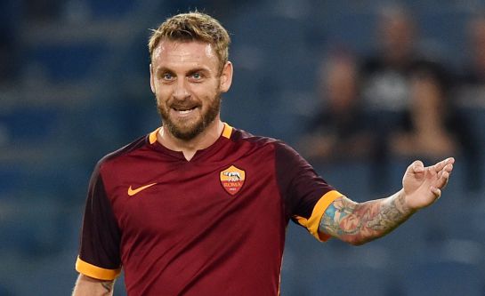 De Rossi señala a un rival en el campo De Rossi señala a un rival en el campo