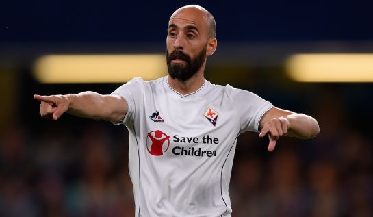 Borja Valero marca una jugada Borja Valero marca una jugada