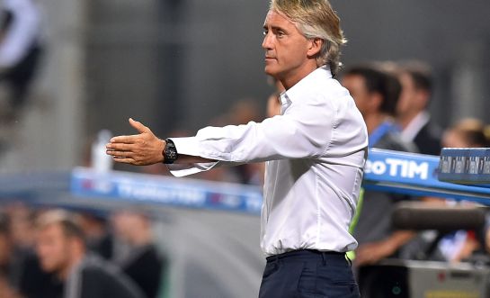 Mancini ordena a sus jugadores desde la banda Mancini ordena a sus jugadores desde la banda