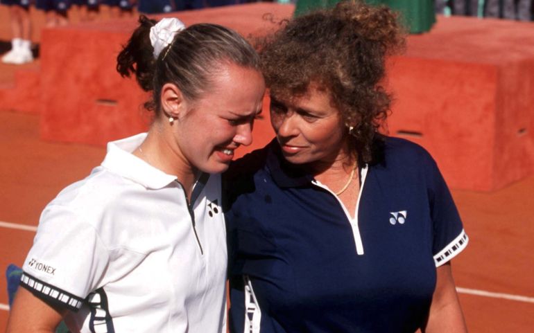 Martina Hingis llora desconsolado junto a su madre y entrenadora, Melanie Molitor. Martina Hingis llora desconsolado junto a su madre y entrenadora, Melanie Molitor.
