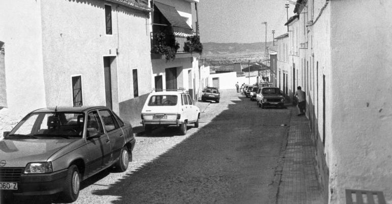 La calle y las manchas de sangre en el suelo son el recuerdo del tiroteo que llevaron a cabo los hermanos Antonio y Emilio Izquierdo contra los miembros de una familia rival, los Cabanillas, dejando a varias personas muertas un 26 de agosto de 1990. / FLORENCIO GONZÁLEZ (EFE) La calle y las manchas de sangre en el suelo son el recuerdo del tiroteo que llevaron a cabo los hermanos Antonio y Emilio Izquierdo contra los miembros de una familia rival, los Cabanillas, dejando a varias personas muertas un 26 de agosto de 1990. / FLORENCIO GONZÁLEZ (EFE)