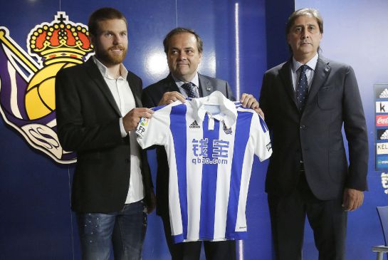 Asier Illarramendi, con el presidente y el director deportivo de la Real Sociedad. Asier Illarramendi, con el presidente y el director deportivo de la Real Sociedad.