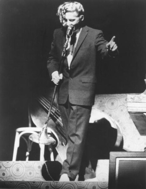 Jerry Lee Lewis durante una actuación en Los Ángeles en 1957 Jerry Lee Lewis durante una actuación en Los Ángeles en 1957