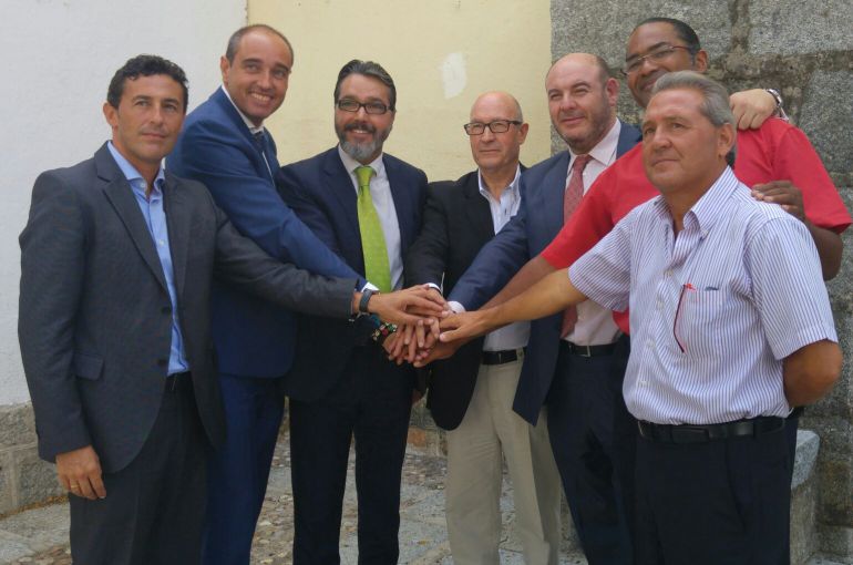De izquierda a derecha, los alcaldes de Villanueva de Perales (César Muñoz, PSOE), Sevilla la Nueva (Asensio Martínez, PP), Brunete (Borja Gutiérrez, PP), Quijorna (Florentino Serrano, Grupo Independiente de Quijorna), Navalagamella (Andrés Samperio, PP), Villamantilla (Juan Antonio de la Morena, PP) y Luis Hernández, representante de Valdemorillo, gobernado por la coalición PVM, Sí Se Puede, Vecinos de Valdemorillo y UPyD. De izquierda a derecha, los alcaldes de Villanueva de Perales (César Muñoz, PSOE), Sevilla la Nueva (Asensio Martínez, PP), Brunete (Borja Gutiérrez, PP), Quijorna (Florentino Serrano, Grupo Independiente de Quijorna), Navalagamella (Andrés Samperio, PP), Villamantilla (Juan Antonio de la Morena, PP) y Luis Hernández, representante de Valdemorillo, gobernado por la coalición PVM, Sí Se Puede, Vecinos de Valdemorillo y UPyD.