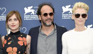 VFF101. Venice (Italy), 06/09/2015.- Italian director Luca Guadagnino (C), US actress/cast member Dakota Johnson (L) and British actress/cast member Tilda Swinton (R), pose during a photocall for the movie 'A bigger splash' at the 72nd annual Venice International Film Festival, in Venice, Italy, 06 September 2015.The movie is presented in official competition 'Venezia 72' at the festival running from 02 September to 12 September. (Cine, Venecia, Italia) EFE/EPA/CLAUDIO ONORATI VFF101. Venice (Italy), 06/09/2015.- Italian director Luca Guadagnino (C), US actress/cast member Dakota Johnson (L) and British actress/cast member Tilda Swinton (R), pose during a photocall for the movie 'A bigger splash' at the 72nd annual Venice International Film Festival, in Venice, Italy, 06 September 2015.The movie is presented in official competition 'Venezia 72' at the festival running from 02 September to 12 September. (Cine, Venecia, Italia) EFE/EPA/CLAUDIO ONORATI