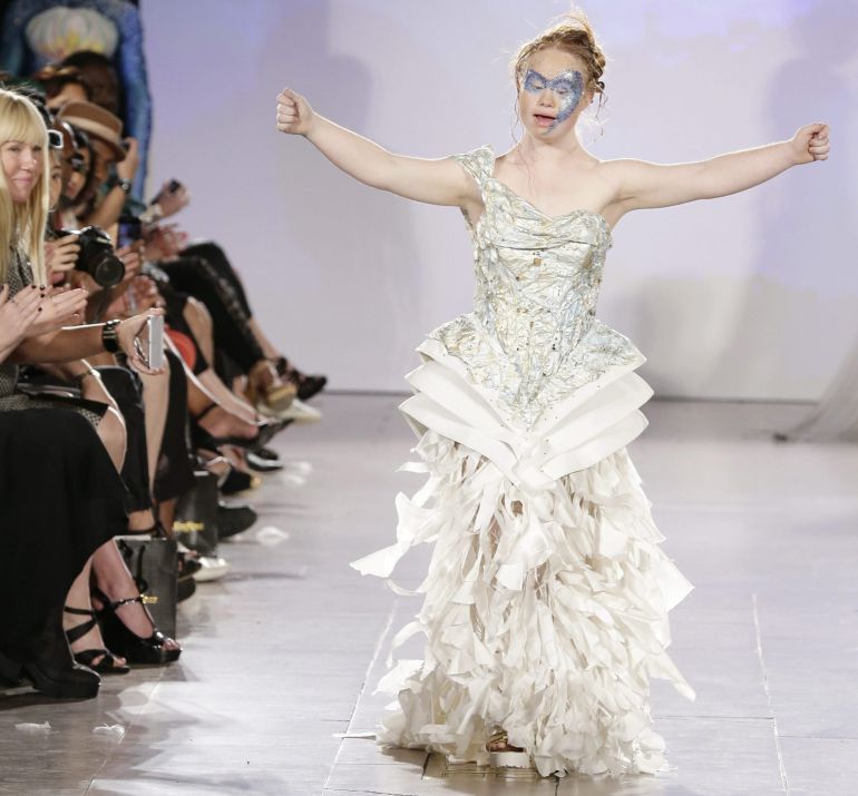 La modelo australiana Madeline Stuart, que tiene síndrome de Down, durante el desfile de FTL Moda en la Semana de la Moda de Nueva York. La modelo australiana Madeline Stuart, que tiene síndrome de Down, durante el desfile de FTL Moda en la Semana de la Moda de Nueva York.