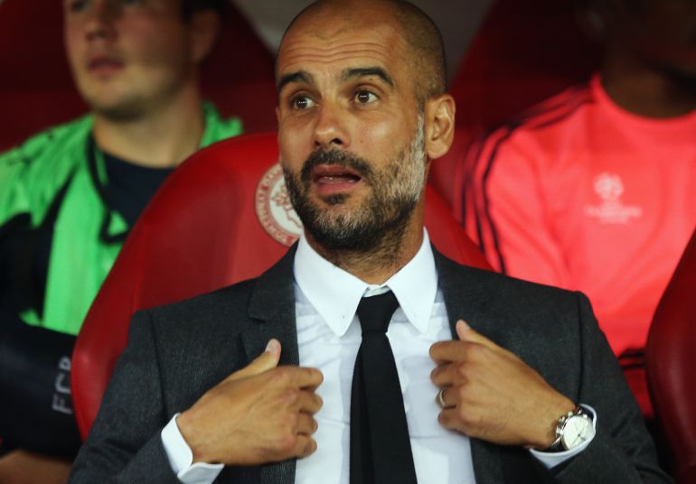 Guardiola gesticula en el banquillo Guardiola gesticula en el banquillo