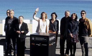 GRA119. SAN SEBASTIÁN (GIPUZKOA), 21/09/2015.- El director, Asier Altuna (2i), posa junto a los actores, Ander Lipus (i), Amparo Badiola (3i), Klara Badiola (4i), Iraia Elias (4d), Kandido Uranga (3d), Nagore Aranburu (2d), y Manu Uranga (d), antes de presentar su película "Amama", un poema visual rodado en el País Vasco y en euskera sobre un mundo, el de los caseríos, que está llamado a desaparecer, y el recorrido tanto físico, como psicológico, que compite en la sección oficial de la 63 edición del Festival Internacional de Cine de San Sebastián. EFE/Juan Herrero GRA119. SAN SEBASTIÁN (GIPUZKOA), 21/09/2015.- El director, Asier Altuna (2i), posa junto a los actores, Ander Lipus (i), Amparo Badiola (3i), Klara Badiola (4i), Iraia Elias (4d), Kandido Uranga (3d), Nagore Aranburu (2d), y Manu Uranga (d), antes de presentar su película "Amama", un poema visual rodado en el País Vasco y en euskera sobre un mundo, el de los caseríos, que está llamado a desaparecer, y el recorrido tanto físico, como psicológico, que compite en la sección oficial de la 63 edición del Festival Internacional de Cine de San Sebastián. EFE/Juan Herrero