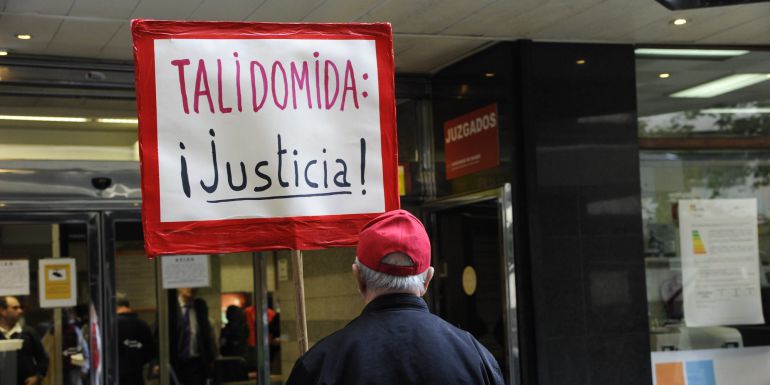 Protesta hace un año en la Audiencia Provincial de Madrid, que anuló la indemnización a los afectados por la talidomida. Protesta hace un año en la Audiencia Provincial de Madrid, que anuló la indemnización a los afectados por la talidomida.
