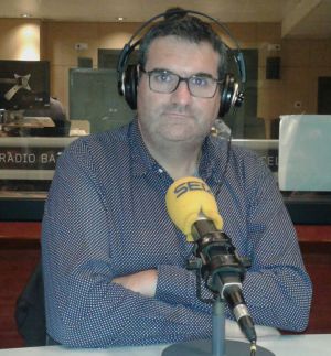 Jordi Puntí en los estudios de Radio Barcelona Jordi Puntí en los estudios de Radio Barcelona