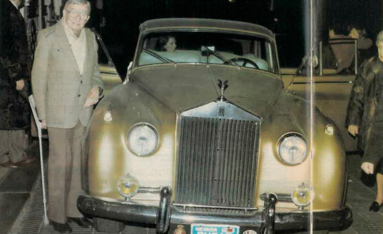 Xavier Cugat junto a su Rolls dorado Xavier Cugat junto a su Rolls dorado