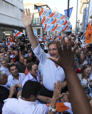 OPO01 OPORTO (PORTUGAL) 01/10/2015 .- El primer ministro y presidente de la coalición del centro-derechista PSD, Pedro Passos Coelho (c), saluda a sus partidarios durante un acto electoral en Oporto, Portugal, hoy 1 de octubre de 2015. Las elecciones legislativas se celebrarán el próximo 4 de octubre. EFE/Miguel A. Lopes OPO01 OPORTO (PORTUGAL) 01/10/2015 .- El primer ministro y presidente de la coalición del centro-derechista PSD, Pedro Passos Coelho (c), saluda a sus partidarios durante un acto electoral en Oporto, Portugal, hoy 1 de octubre de 2015. Las elecciones legislativas se celebrarán el próximo 4 de octubre. EFE/Miguel A. Lopes