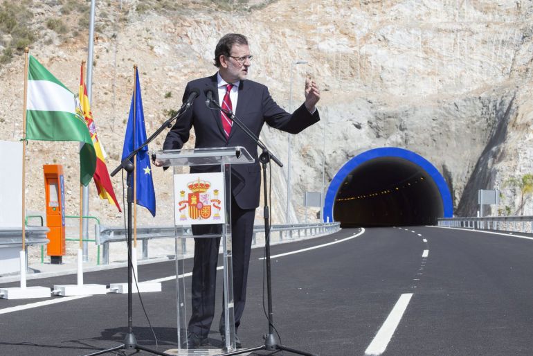 GRA246. CASTELL DE FERRO (GRANADA), 07/10/2015.- El presidente del Gobierno, Mariano Rajoy, durante su intervención en la apertura del último tramo pendiente de la Autovía del Mediterráneo A-7, una infraestructura que considera esencial para reforzar la competitividad de España. EFE/Miguel_Paquet GRA246. CASTELL DE FERRO (GRANADA), 07/10/2015.- El presidente del Gobierno, Mariano Rajoy, durante su intervención en la apertura del último tramo pendiente de la Autovía del Mediterráneo A-7, una infraestructura que considera esencial para reforzar la competitividad de España. EFE/Miguel_Paquet