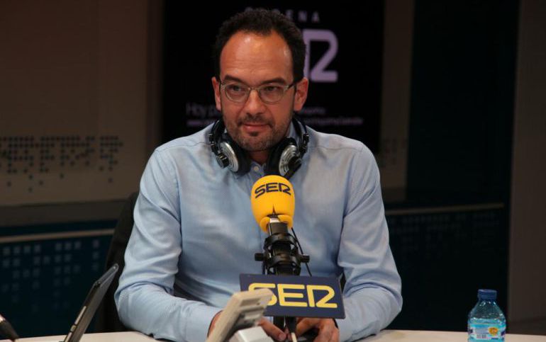 Antonio Hernando, portavoz del PSOE en el Congreso, en los estudios centrales de la Cadena SER, en una imagen de archivo Antonio Hernando, portavoz del PSOE en el Congreso, en los estudios centrales de la Cadena SER, en una imagen de archivo