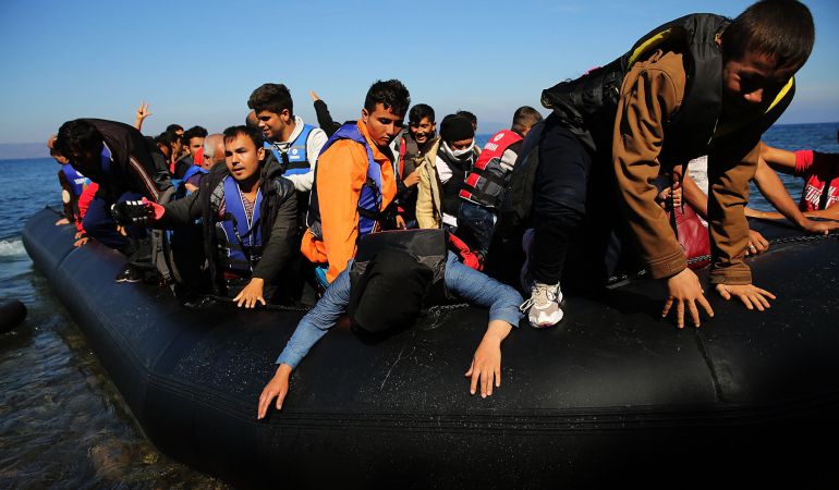 Refugiados llegan a la isla de Lesbos Refugiados llegan a la isla de Lesbos