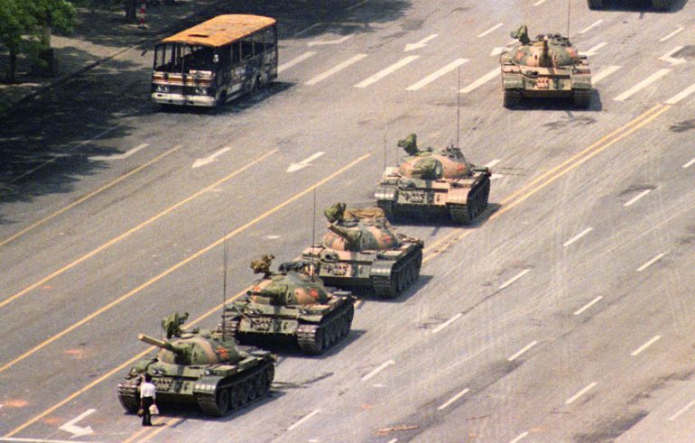Un joven frena el avance de los tanques cerca de la plaza de Tiananmen en Pekín Un joven frena el avance de los tanques cerca de la plaza de Tiananmen en Pekín