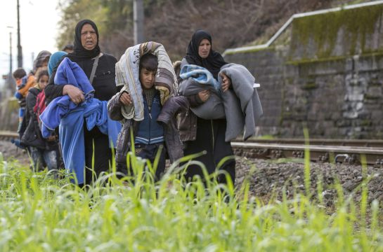 SPA11 SPIELFELD (AUSTRIA) 23/10/2015.- Refugiados caminan por las vías del tren en la frontera entre Austria y Eslovenia en Spielfeld (Austria) hoy, 23 de octubre de 2015. La Agencia de Naciones Unidas para los Refugiados (ACNUR) informó hoy de que ha recibido repetidas denuncias de abusos sexuales a niños y mujeres refugiados durante su travesía hacia los países del norte de Europa por parte de los traficantes de personas. EFE/Erwin Scheriau SPA11 SPIELFELD (AUSTRIA) 23/10/2015.- Refugiados caminan por las vías del tren en la frontera entre Austria y Eslovenia en Spielfeld (Austria) hoy, 23 de octubre de 2015. La Agencia de Naciones Unidas para los Refugiados (ACNUR) informó hoy de que ha recibido repetidas denuncias de abusos sexuales a niños y mujeres refugiados durante su travesía hacia los países del norte de Europa por parte de los traficantes de personas. EFE/Erwin Scheriau