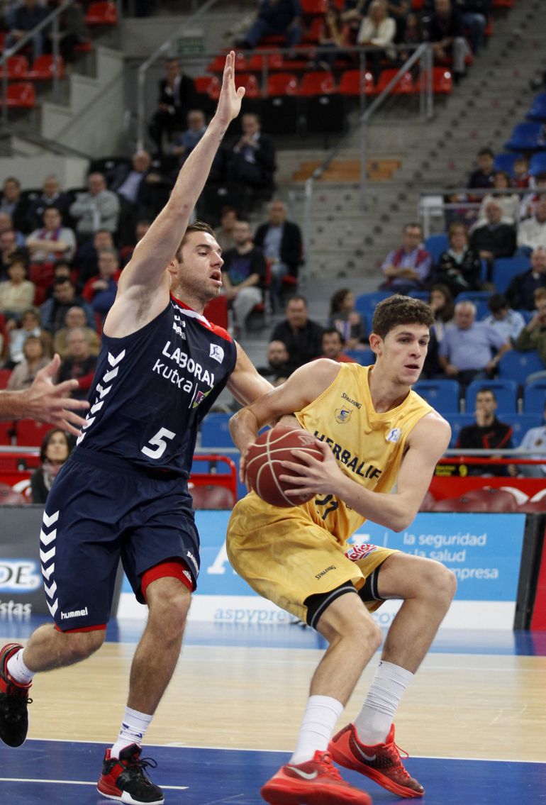 GRA100. VITORIA, 01/11/2015.- El alero del Herbalife Gran Canaria Oriol Paulí (d), defiende el balón ante el escolta francés del Laboral Kutxa Baskonia Fabien Causeur, durante el partido correspondiente a la jornada de la Liga Endesa de baloncesto disputado hoy en el pabellón Fernando Buesa de Vitoria. EFE/David Aguilar GRA100. VITORIA, 01/11/2015.- El alero del Herbalife Gran Canaria Oriol Paulí (d), defiende el balón ante el escolta francés del Laboral Kutxa Baskonia Fabien Causeur, durante el partido correspondiente a la jornada de la Liga Endesa de baloncesto disputado hoy en el pabellón Fernando Buesa de Vitoria. EFE/David Aguilar