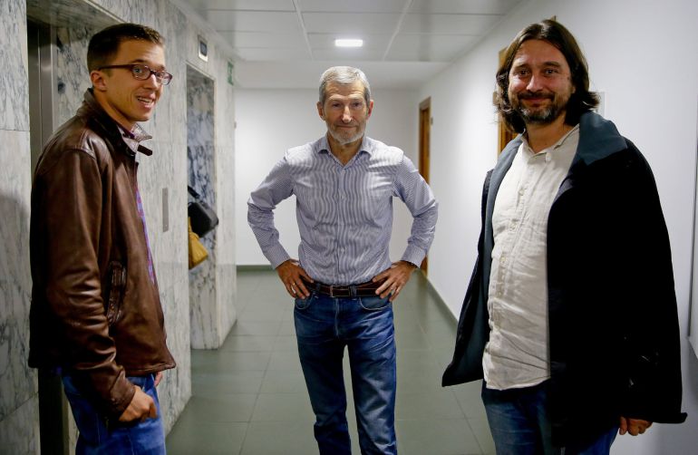 -FOTODELDIA- GRA339. MADRID, 04/11/2015.- El exjefe del Estado Mayor de la Defensa (Jemad) José Julio Rodríguez (c), junto al secretario de Política de Podemos, Íñigo Errejón (i), y el secretario de Relaciones con la Sociedad Civil, Rafa Mayoral (d), momentos antes de su comparecencia ante los medios de comunicación esta tarde en la sede del partido en Madrid, tras anunciarse hoy que se incorpora a las listas de esta formación para las elecciones generales del 20D como número dos por Zaragoza. EFE/Juanjo Martín -FOTODELDIA- GRA339. MADRID, 04/11/2015.- El exjefe del Estado Mayor de la Defensa (Jemad) José Julio Rodríguez (c), junto al secretario de Política de Podemos, Íñigo Errejón (i), y el secretario de Relaciones con la Sociedad Civil, Rafa Mayoral (d), momentos antes de su comparecencia ante los medios de comunicación esta tarde en la sede del partido en Madrid, tras anunciarse hoy que se incorpora a las listas de esta formación para las elecciones generales del 20D como número dos por Zaragoza. EFE/Juanjo Martín
