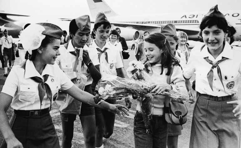 Samantha Smith (1972 - 1985) agasajada a su llegada al aeropuerto de Crimea el 9 de julio de 1983 Samantha Smith (1972 - 1985) agasajada a su llegada al aeropuerto de Crimea el 9 de julio de 1983