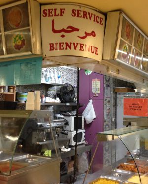 Un establecimiento musulmán en el barrio de Barbès. Un establecimiento musulmán en el barrio de Barbès.
