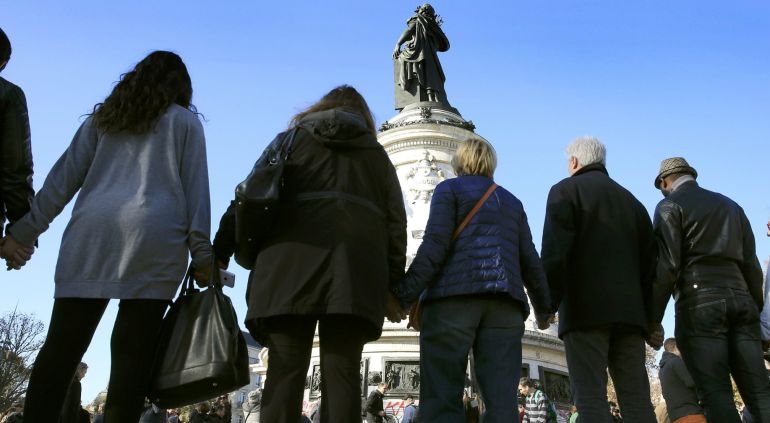 Gente agarra sus manos en señal de solidaridad por las víctimas de Francia. Gente agarra sus manos en señal de solidaridad por las víctimas de Francia.