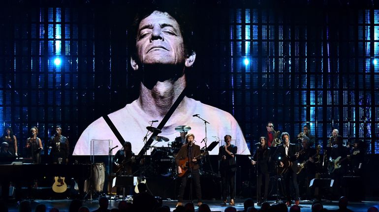 Beck y Nate Ruess tocando una canción de Lou Reed durante la gala del Rock And Roll Hall Of Fame en abril de 2015 Beck y Nate Ruess tocando una canción de Lou Reed durante la gala del Rock And Roll Hall Of Fame en abril de 2015