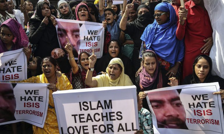 Ciudadanos indios musulmanes gritan consignas en contra del Estado Islámico durante una protesta en Bombay, India Ciudadanos indios musulmanes gritan consignas en contra del Estado Islámico durante una protesta en Bombay, India
