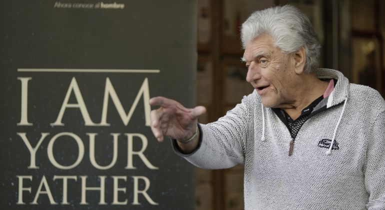 El actor británico David Prowse presente en el estreno del documental 'I am your father', rememorando una escena de "El imperio contraataca". El actor británico David Prowse presente en el estreno del documental 'I am your father', rememorando una escena de "El imperio contraataca".