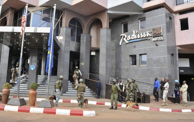 Personal militar de Mali rodea el hotel de lujo Radisson Blu en Bamako, Mali, el 20 de noviembre del 2015 Personal militar de Mali rodea el hotel de lujo Radisson Blu en Bamako, Mali, el 20 de noviembre del 2015