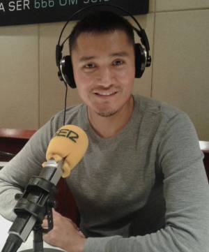 Jordan Tsosie en los estudios de Radio Barcelona. Jordan Tsosie en los estudios de Radio Barcelona.