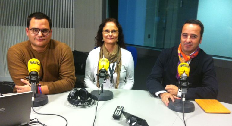El responsable de comunicación de Change.org, Javier Sánchez, y Eva Bailén y Pablo Herreros, dos creadores de peticiones que más firmas han recogido en la plataforma ciudadana. El responsable de comunicación de Change.org, Javier Sánchez, y Eva Bailén y Pablo Herreros, dos creadores de peticiones que más firmas han recogido en la plataforma ciudadana.