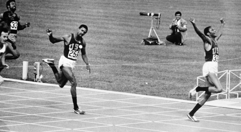 Tommie Smith y John Carlos a su llegada a meta en la final de los 200 metros en la Olimpiadas de México en 1968 Tommie Smith y John Carlos a su llegada a meta en la final de los 200 metros en la Olimpiadas de México en 1968